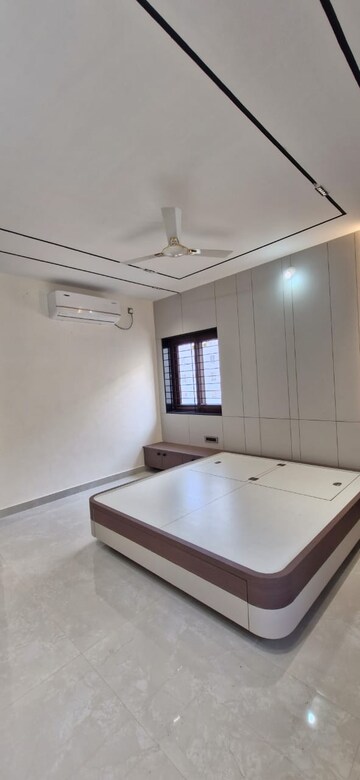 Room in 3 BHK Builder Floor at Kondapur – for Rent
