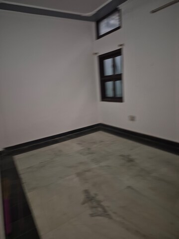 Furnished Amenities in 2.5 BHK Builder Floor at Mayur Vihar – for Rent
