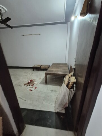 Master Bedroom in 2.5 BHK Builder Floor at Mayur Vihar – for Rent