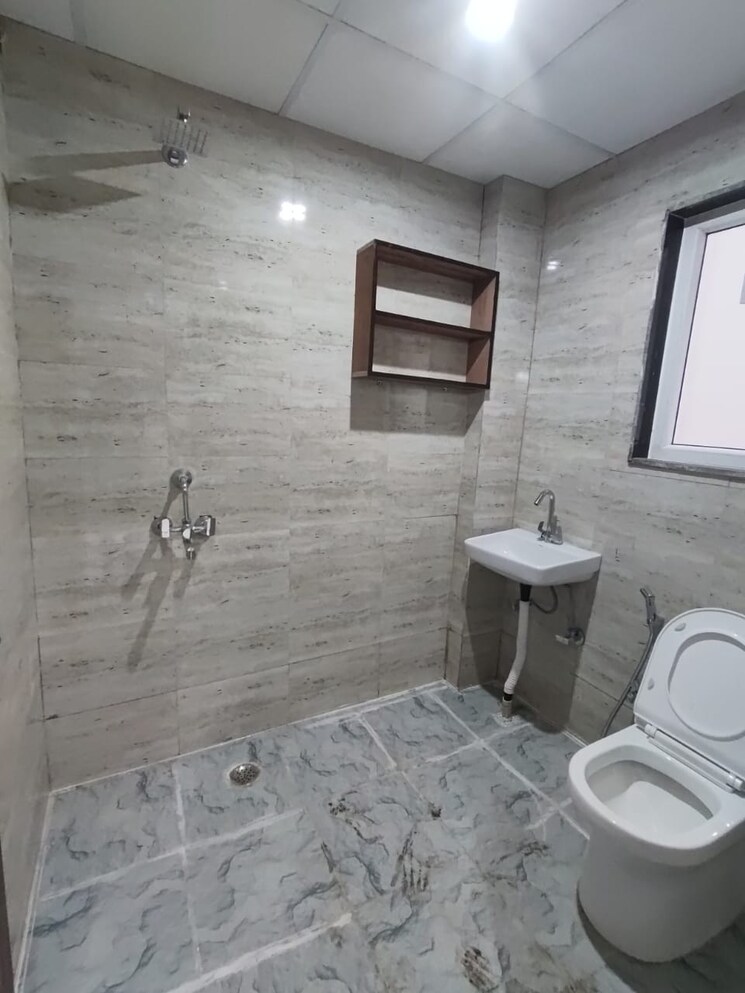 Bathroom, dlf-star-mall 2 Bedroom 1200 Sq.Ft. Builder Floor In Sector 30 Gurgaon 9736464