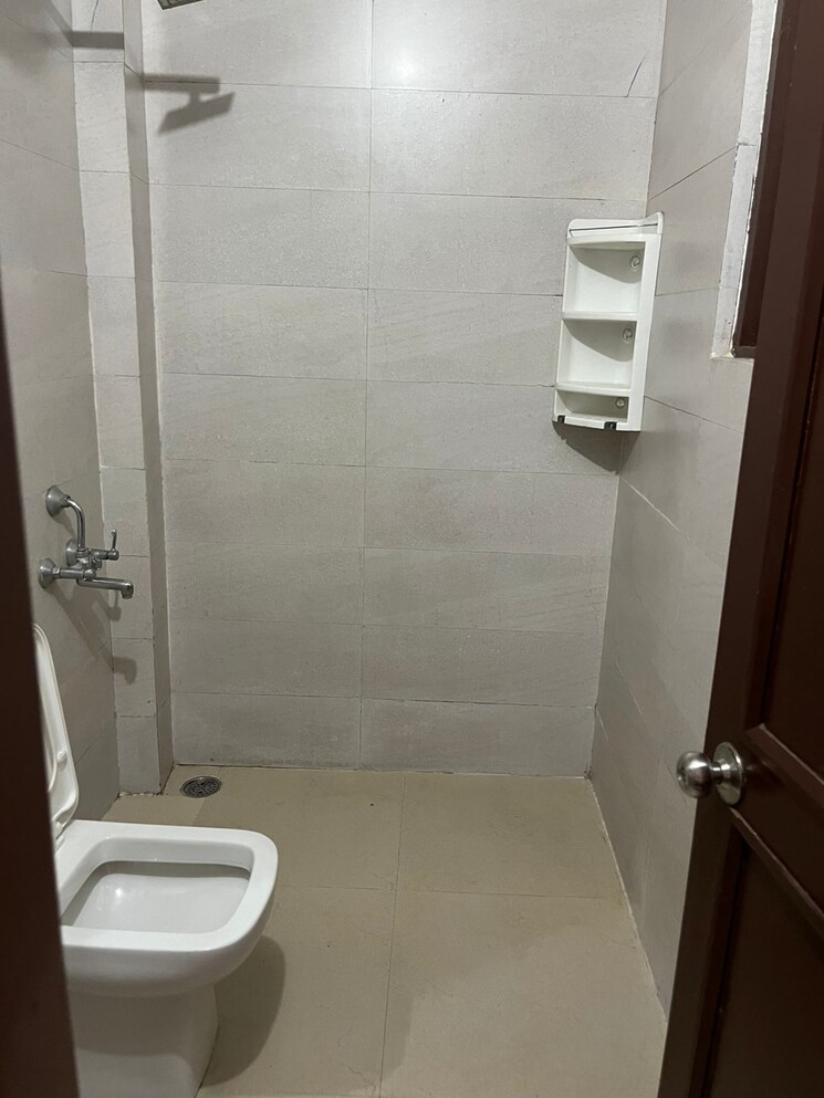 Bathroom, dlf-star-mall 2 Bedroom 1200 Sq.Ft. Builder Floor In Sector 30 Gurgaon 9736464