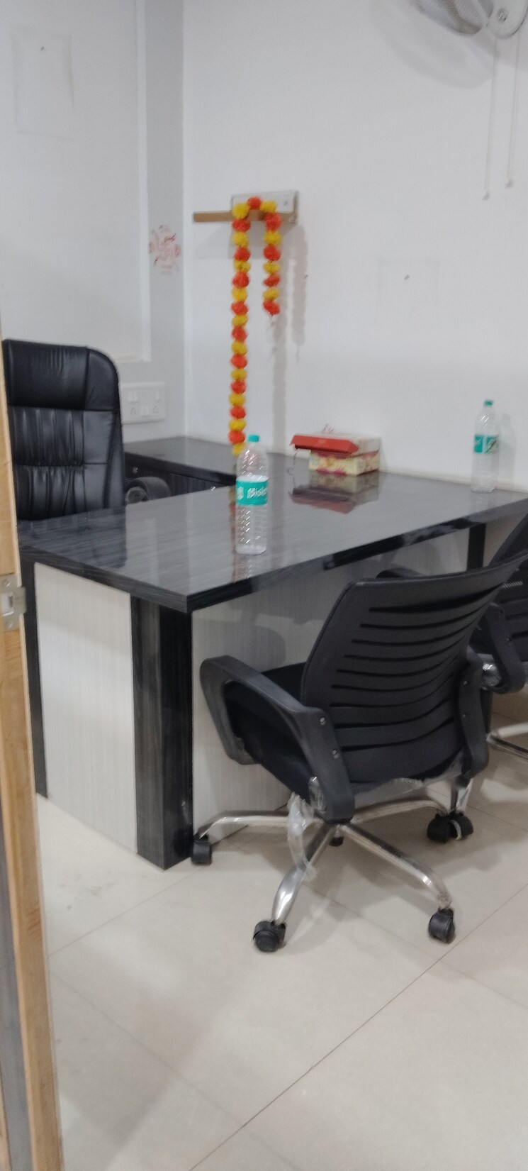 Team Area, gaur-city-mall Commercial Office Space 400 Sq.Ft. In Sector 4 Greater Noida Greater Noida 9736500