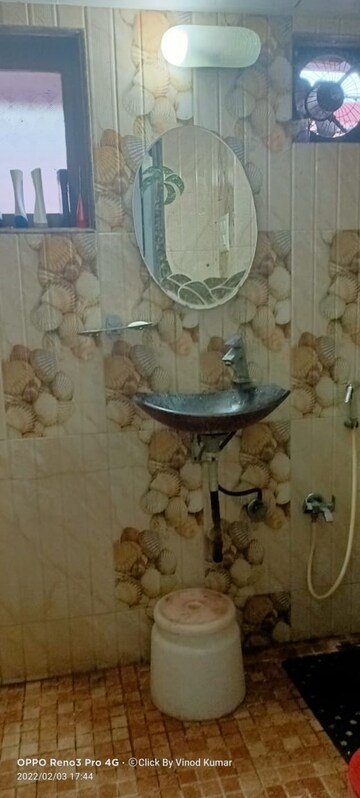 Bathroom in 2 BHK Apartment at Elizabeth Apartments, Parel – for Rent