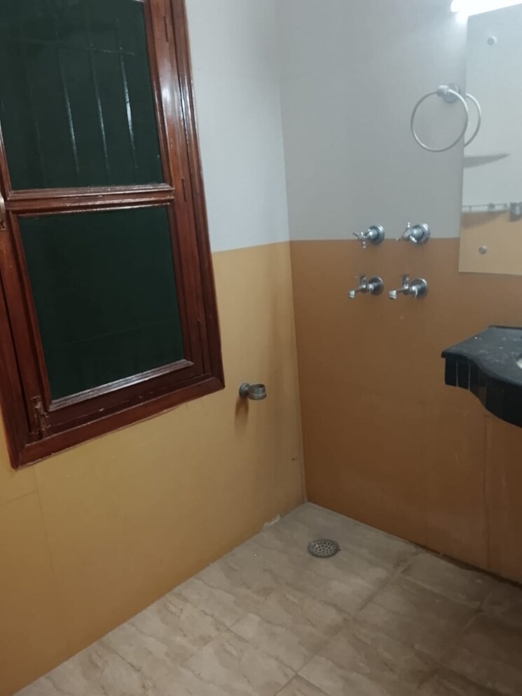 Bathroom, sector 31 3 Bedroom 2200 Sq.Ft. Builder Floor In Sector 31 Gurgaon 9736769