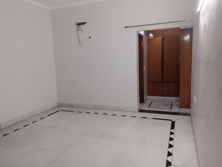 Room, sector 31 3 Bedroom 2200 Sq.Ft. Builder Floor In Sector 31 Gurgaon 9736769