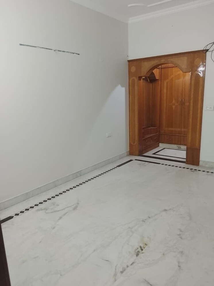 Room, sector 31 3 Bedroom 2200 Sq.Ft. Builder Floor In Sector 31 Gurgaon 9736769