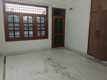 Room in 3 BHK Builder Floor at Sector 31 – for Rent