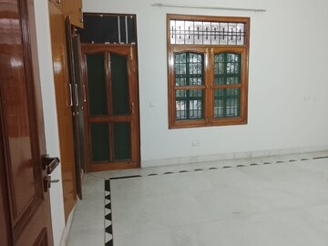 Room in 3 BHK Builder Floor at Sector 31 – for Rent