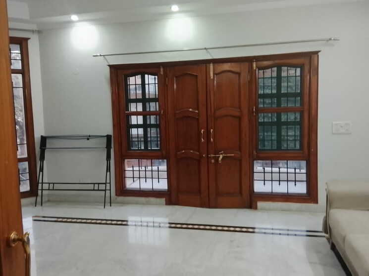 Room, sector 31 3 Bedroom 2200 Sq.Ft. Builder Floor In Sector 31 Gurgaon 9736769