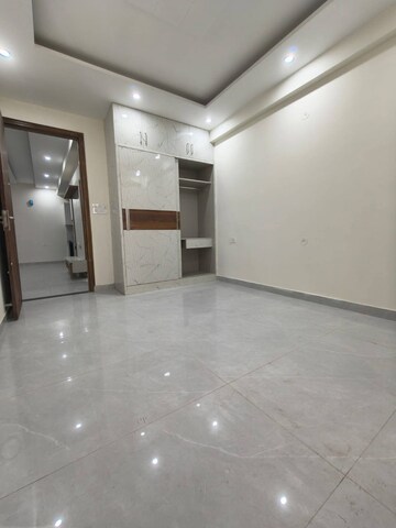 Room in 3 BHK Builder Floor at Sector 14 – for Rent