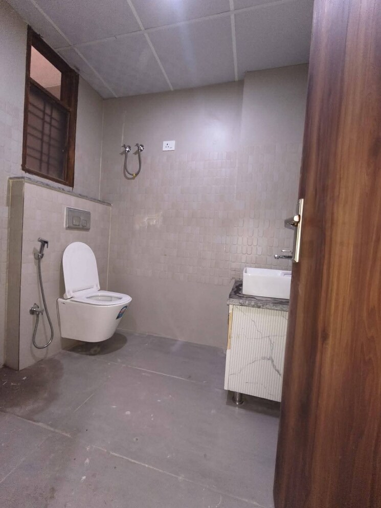 Bathroom, sector 14 3 Bedroom 1500 Sq.Ft. Builder Floor In Sector 14 Gurgaon 9736790