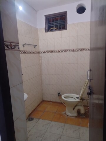 Bathroom in 5 BHK Villa at Gomti Nagar – for Rent