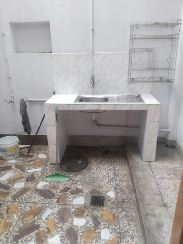 Kitchen in 1.5 BHK Builder Floor at Gomti Nagar – for Rent