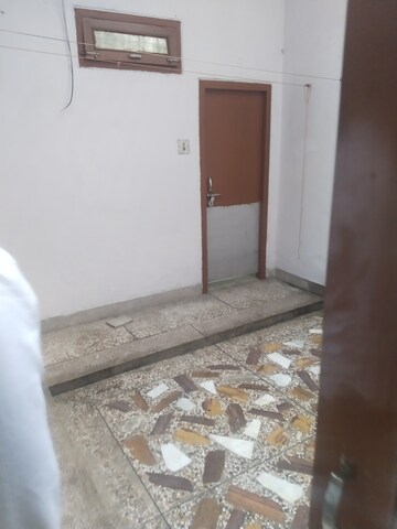 Room in 1.5 BHK Builder Floor at Gomti Nagar – for Rent