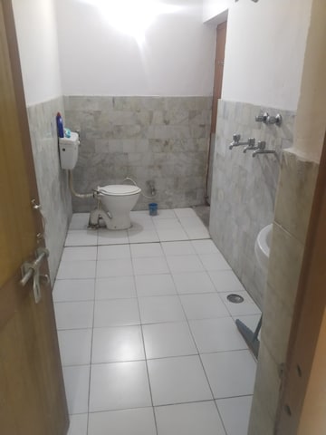 Bathroom in 1.5 BHK Builder Floor at Gomti Nagar – for Rent