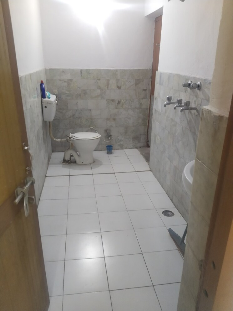 Bathroom, gomti nagar 1.5 Bedroom 800 Sq.Ft. Builder Floor In Gomti Nagar Lucknow 9736908