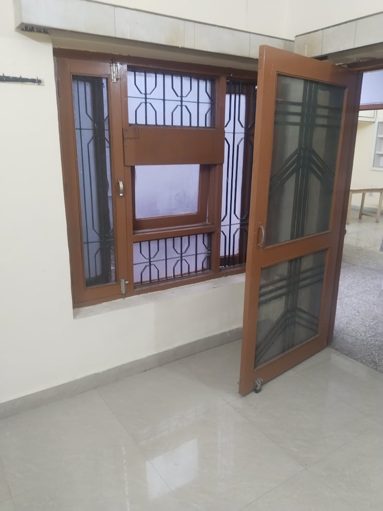 Room, gomti nagar 1.5 Bedroom 800 Sq.Ft. Builder Floor In Gomti Nagar Lucknow 9736908