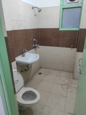 Bathroom in 2.5 BHK Builder Floor at Narkanda Apartment, Sector 31 – for Rent