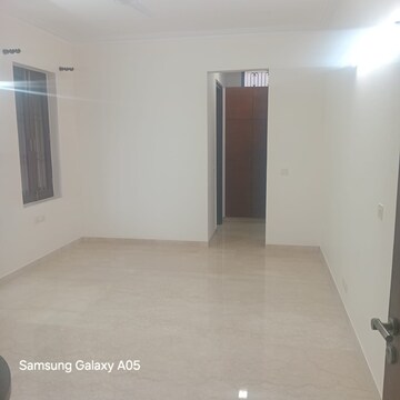 Room in 3 BHK Builder Floor at Hemkunt Colony – for Rent