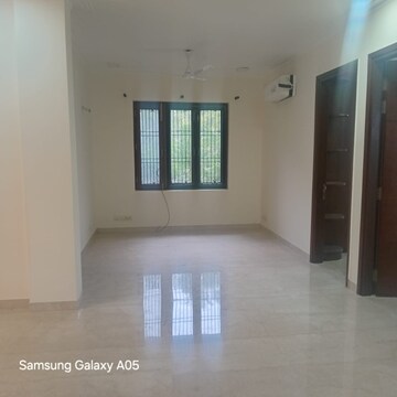 Room in 3 BHK Builder Floor at Hemkunt Colony – for Rent