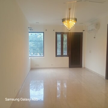 Room in 3 BHK Builder Floor at Hemkunt Colony – for Rent