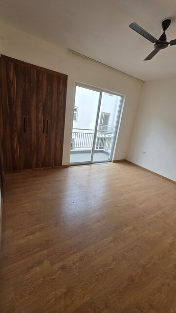 Room in 2.5 BHK Apartment at Eldeco Green Meadows, Pi Greater Noida – for Sale