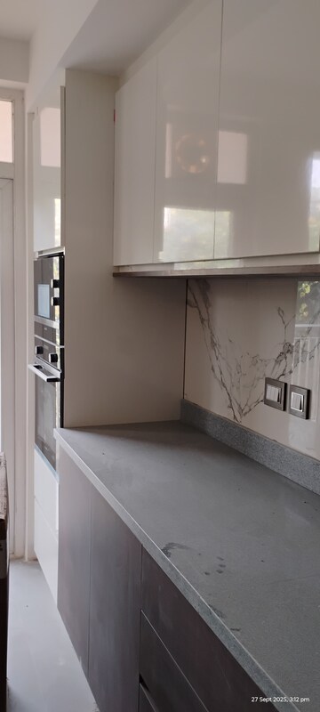 Room in 5 BHK Builder Floor at DLF Royale Residences, Dlf Phase I – for Sale