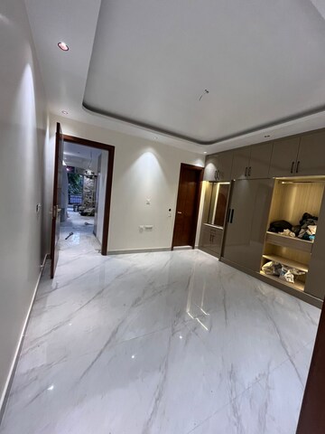 Furnished Amenities in 3 BHK Builder Floor at DLF Queens Court, Greater Kailash ii – for Rent