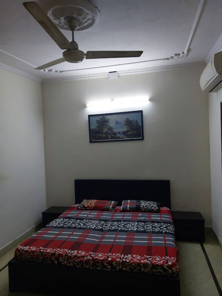Bedroom, east of kailash 2 Bedroom 125 Sq.Yd. Builder Floor In East Of Kailash Delhi 9737494