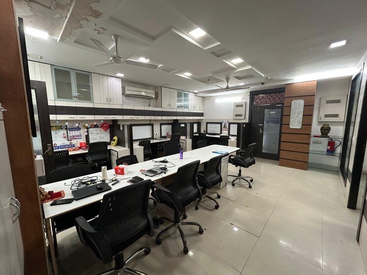 Team Area, netaji subhash place Commercial Office Space 1235 Sq.Ft. In Netaji Subhash Place Delhi 9737609