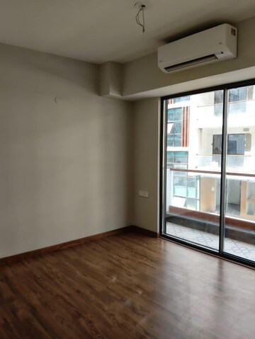 Room in 2 BHK Apartment at Signature Global City 63A, Sector 63a – for Rent