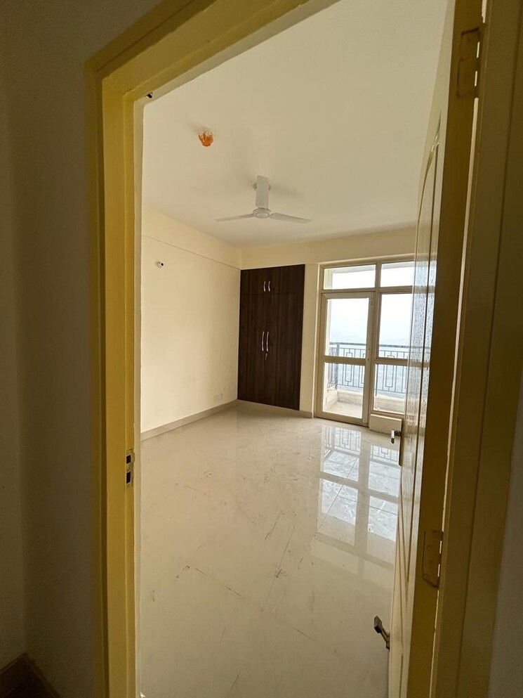 Room, gomti nagar 3 Bedroom 1750 Sq.Ft. Apartment In Gomti Nagar Lucknow 9737709