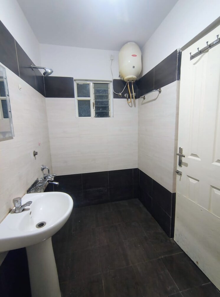 Bathroom, hsr layout sector 3 1 Bedroom 1200 Sq.Ft. Builder Floor In Hsr Layout Sector 3 Bangalore 9737789