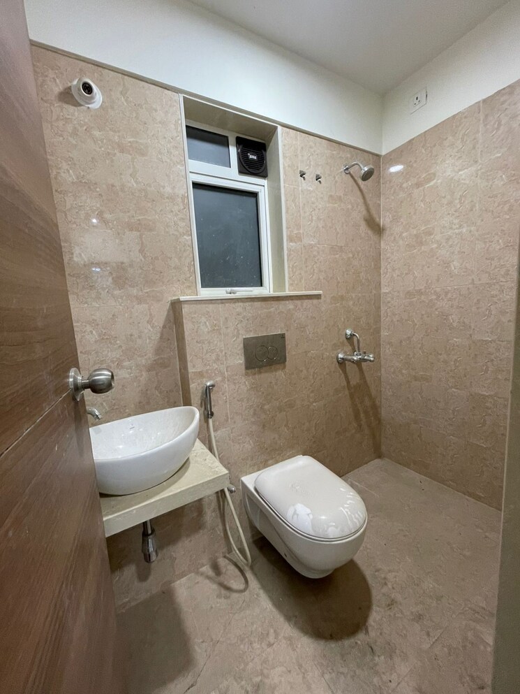 Bathroom, jp-eminence 2 Bedroom 750 Sq.Ft. Apartment In Andheri West Mumbai 9737876