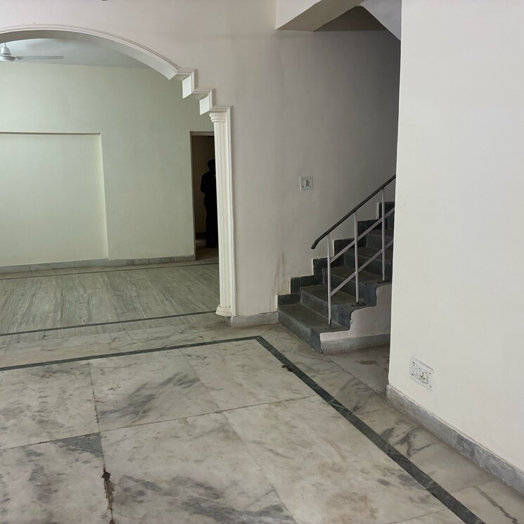Room, rajat vihar 3.5 Bedroom 3000 Sq.Ft. Independent House In Rajat Vihar Noida 9737875