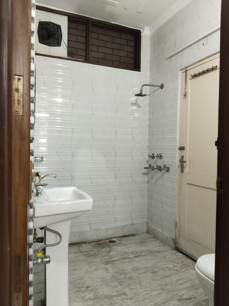 Bathroom, sector 37 3 Bedroom 3150 Sq.Ft. Builder Floor In Sector 37 Faridabad 9737922