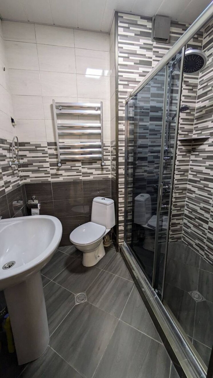 Bathroom, vasant kunj 3 Bedroom 1600 Sq.Ft. Builder Floor In Vasant Kunj Delhi 9738119