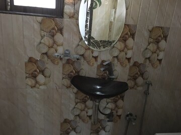 Bathroom in 2 BHK Apartment at Elizabeth Apartments, Parel – for Rent