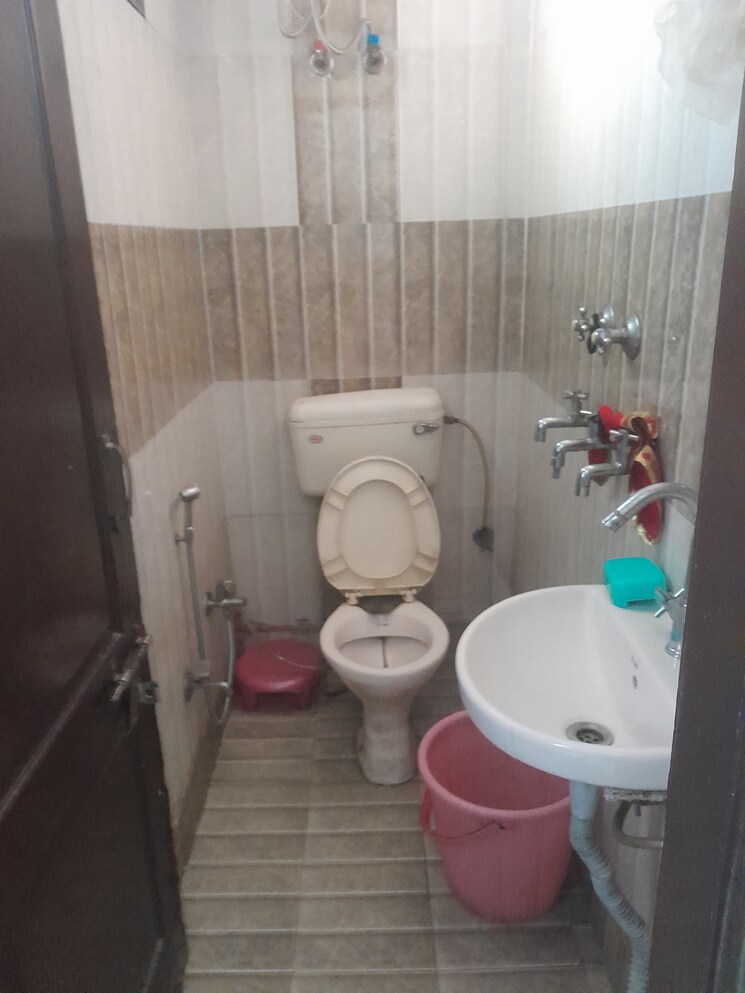 Bathroom, rohini sector 11 1 Bedroom 26 Sq.Mt. Builder Floor In Rohini Sector 11 Delhi 9738426