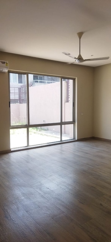 Room in 5 BHK Villa at Unitech The Villas, Sector 33 – for Rent