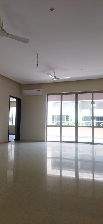 Room in 5 BHK Villa at Unitech The Villas, Sector 33 – for Rent