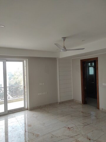 Room in 4 BHK Builder Floor at Sector 31 – for Rent