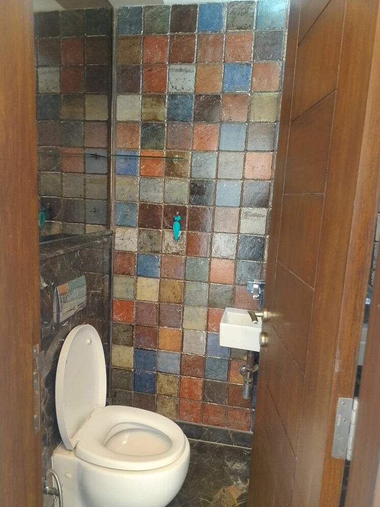 Bathroom, safdarjung development area 4 Bedroom 350 Sq.Yd. Builder Floor In Safdarjung Development Area Delhi 9738533