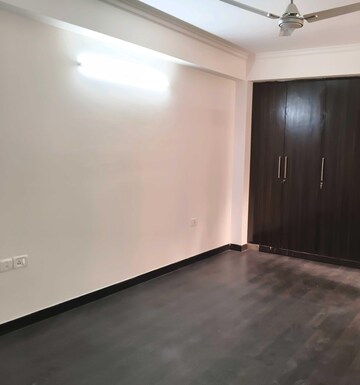 Room in 4 BHK Apartment at Supertech Ecociti, Sector 137 – for Rent
