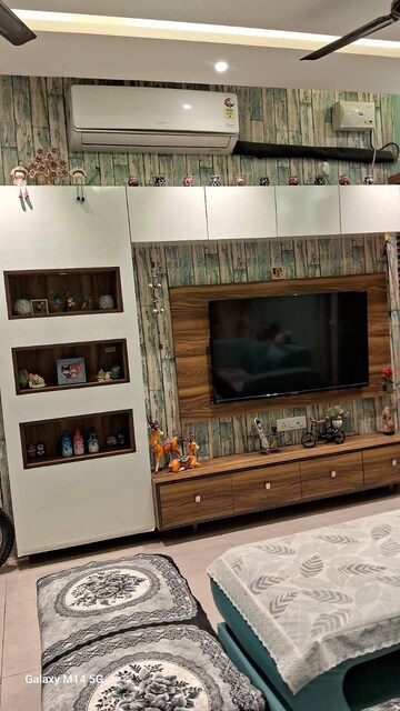 2 BHK Apartment For Rent in Gaur City 2 - 14th Avenue, Sector 16c Greater Noida