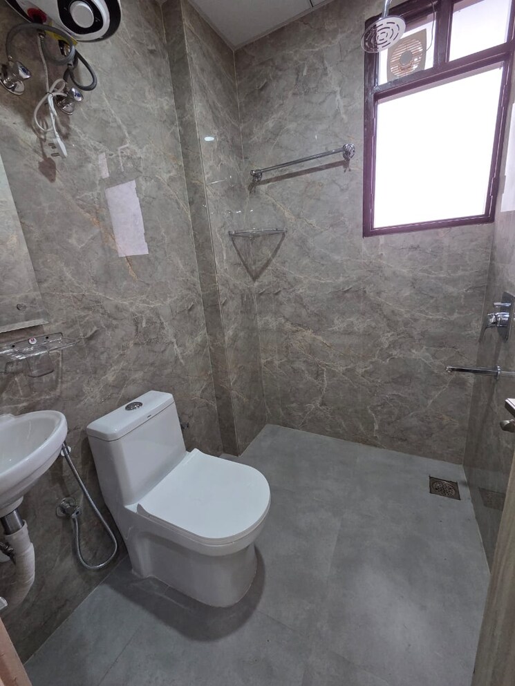 Bathroom, ardee-mall Studio 200 Sq.Ft. Builder Floor In Sector 52 Gurgaon 9739755
