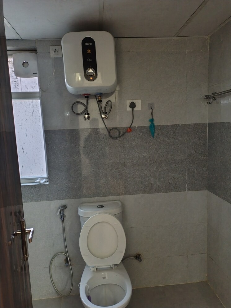 Bathroom, amrapali-leisure-park 3 Bedroom 1145 Sq.Ft. Apartment In Amrapali Leisure Valley Greater Noida 9740362