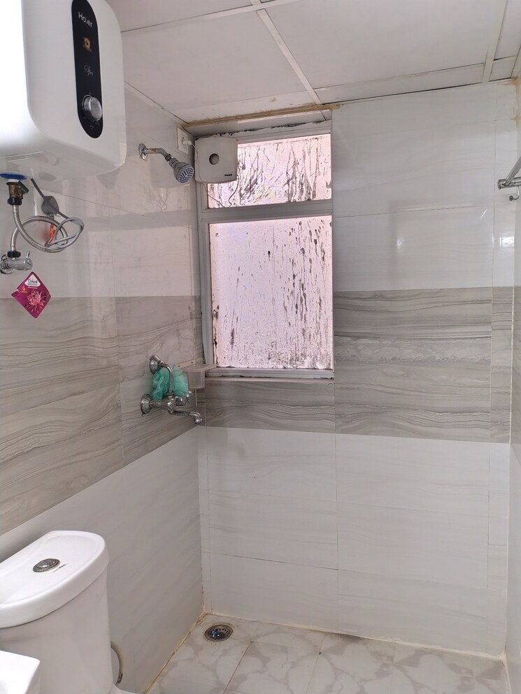 Bathroom, amrapali-leisure-park 3 Bedroom 1145 Sq.Ft. Apartment In Amrapali Leisure Valley Greater Noida 9740362