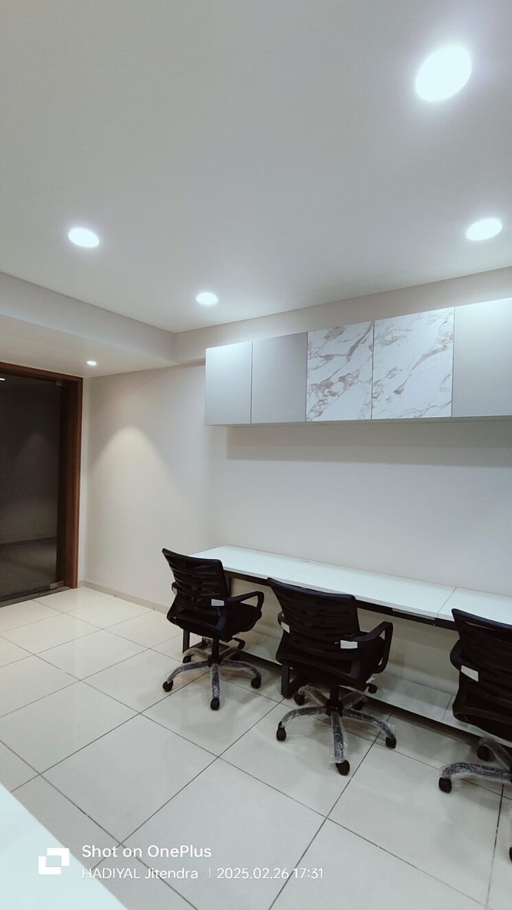 Team Area, shivam-trade-center Commercial Office Space 830 Sq.Ft. In Ambli Ahmedabad 9740525
