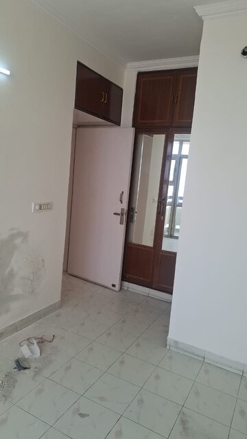 Room in 2 BHK Apartment at Ansal Sushant Estate, Sector 52 – for Rent